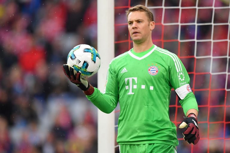 Neuer, il libero con i guanti