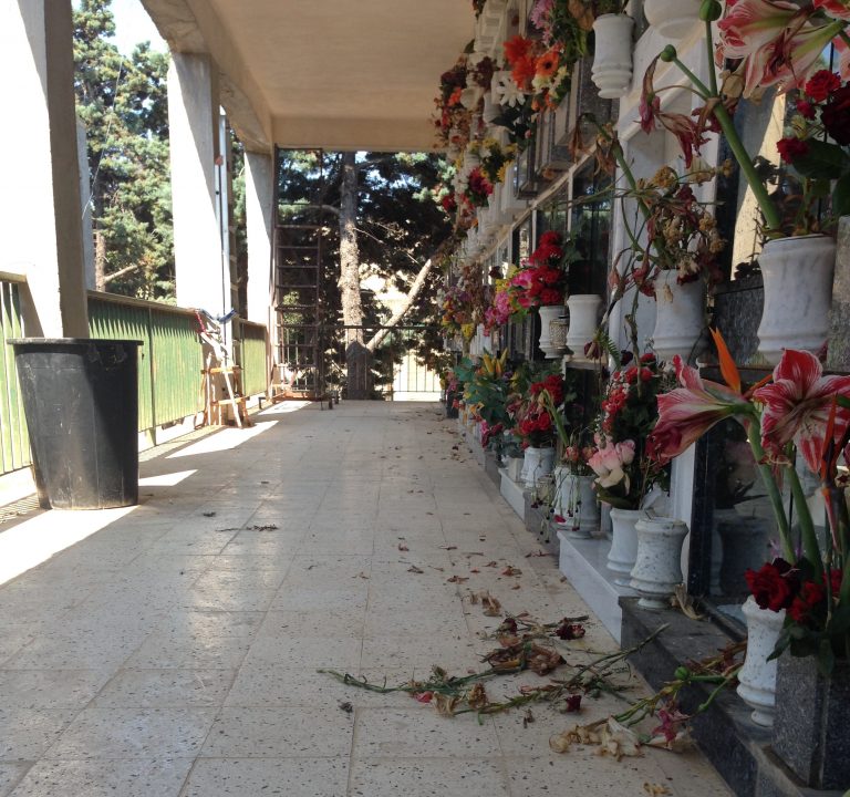 Marsala, poco decoro al Cimitero di Marsala