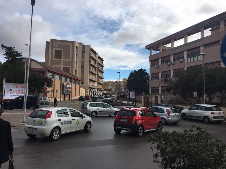 Marsala, donna blocca il traffico per andare all’Asl