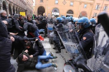 Bologna, no a comizio di Forza Nuova: manifestanti scendono in piazza. Interviene la polizia