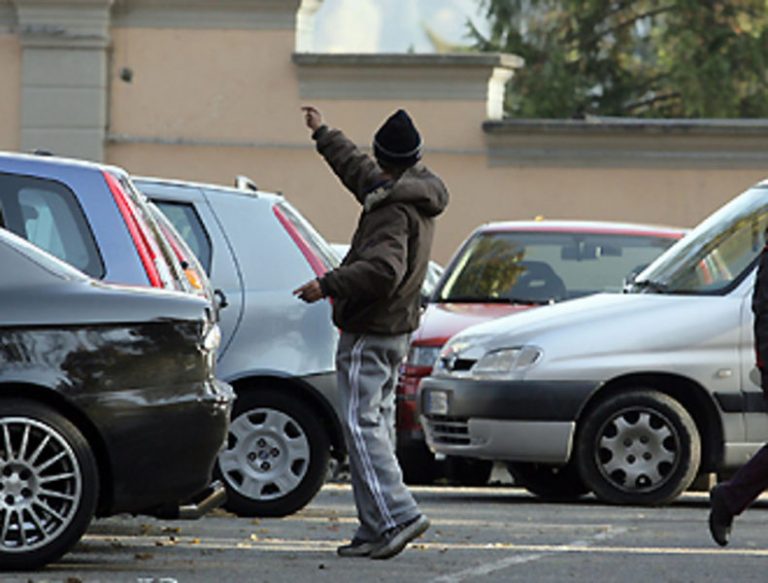 Marsala, le minacce dei parcheggiatori abusivi