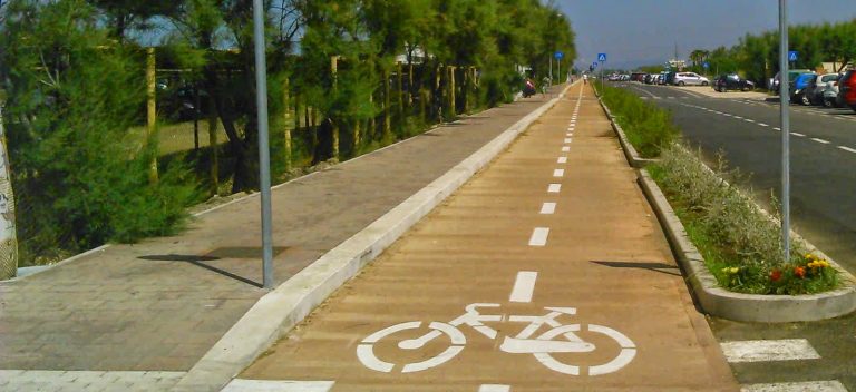 Lungomare di Fiumicino e pista ciclabile di Fregene: al via i lavori per rimuovere la sabbia