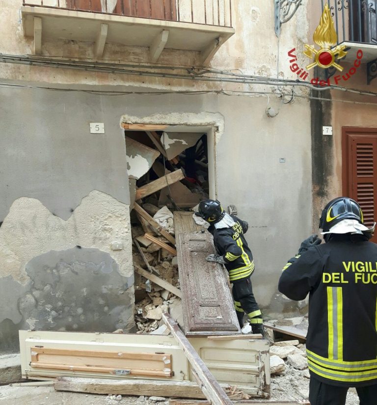 Marsala, palazzo disabitato crolla