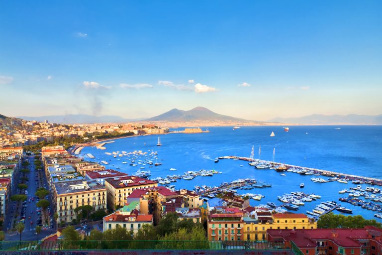 Napoli, crisi finanziaria incline al dissesto economico