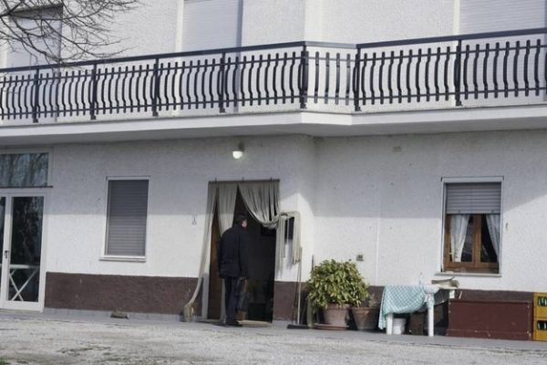 79enne trovata morta, “aveva mani e piedi legati al letto”