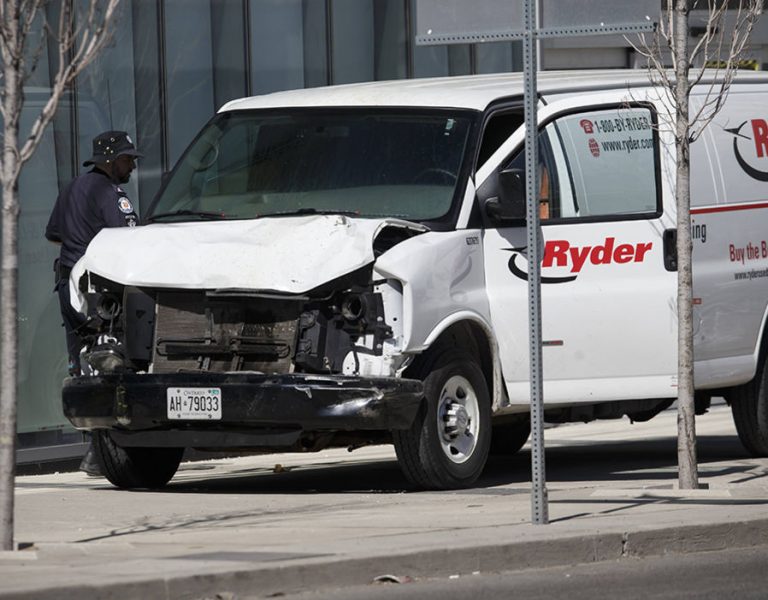 Attentato a Toronto: un furgone travolge i pedoni, 10 morti