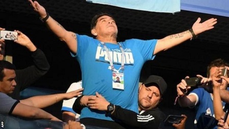 Maradona esulta per l’Argentina
