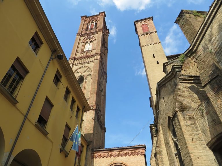 Bologna: storia di una città ribelle e contemporanea