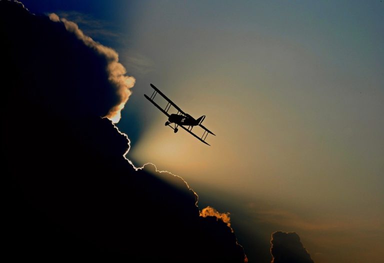 Maltempo: fulmine costringe aereo all’atterraggio di emergenza in Abruzzo