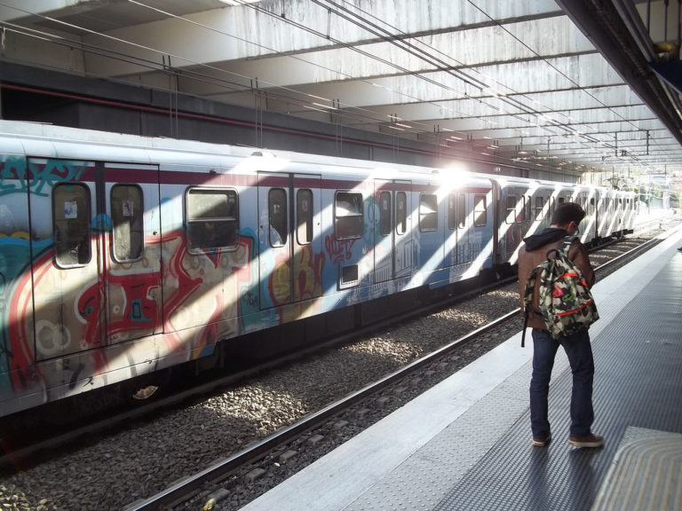 Roma, cede la scala mobile della metro. Feriti gravi