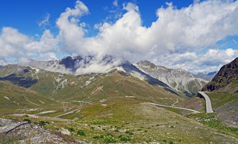 Passo dello Stelvio: è in corso l’evacuazione dei turisti bloccati