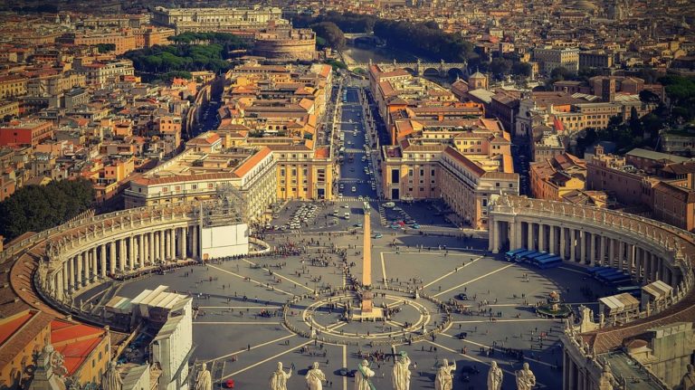 Papa Francesco “I luoghi di culto dismessi dovranno servire ai poveri”
