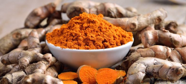 Benefici dell’olio essenziale di curcuma nella lotta contro il cancro