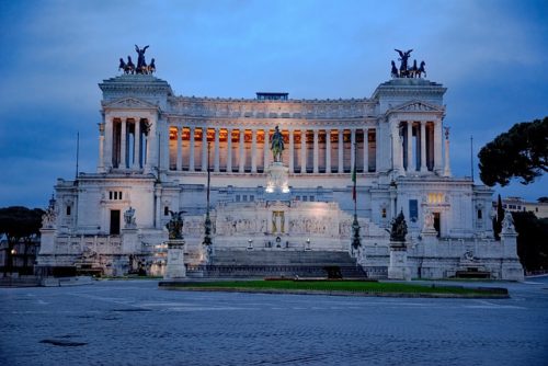 Roma: Papa Francesco benedice la giunta Raggi ma parla di rinascita della moralità