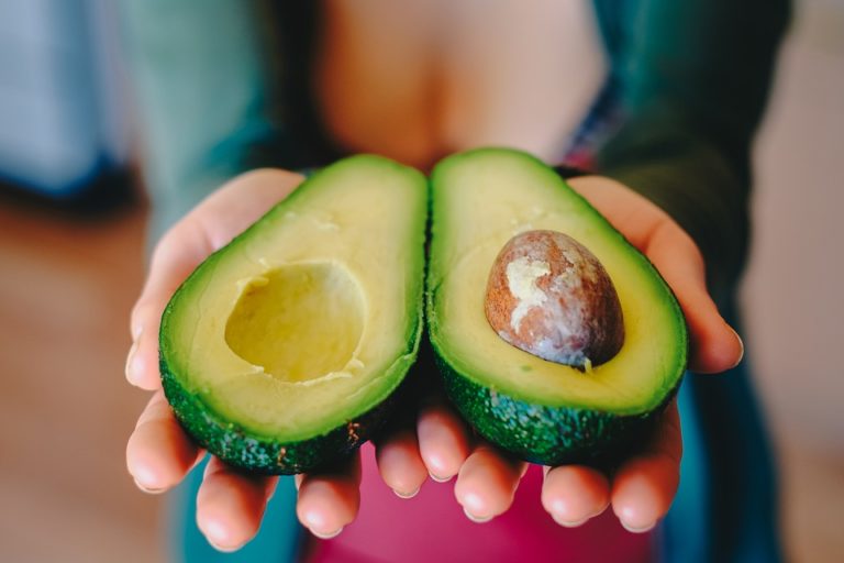 Olio di avocado: 8 benefici per la tua pelle