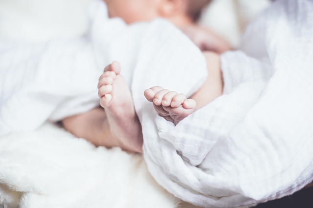 Stimolare cacca nei neonati: come fare, ogni quanto e rimedi per la stitichezza
