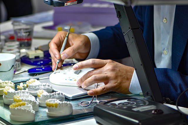 Odontotecnico: come ci si diventa? Quanto si guadagna?