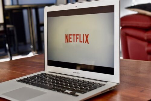 Zerocalcare su Netflix: “Strappare lungo i bordi”il grido di una generazione non lineare