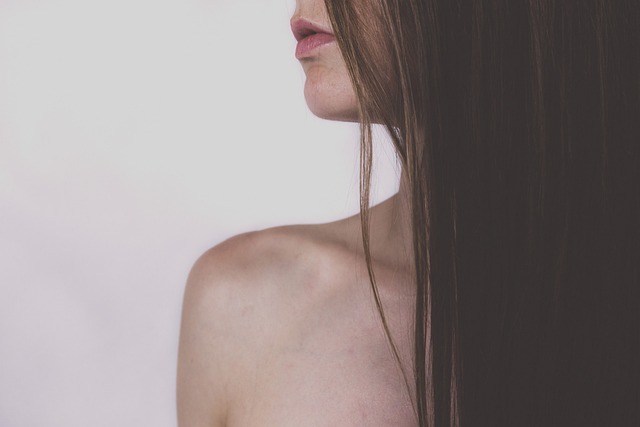 Capelli che tendono a spezzarsi o caduta temporanea: cosa fare?