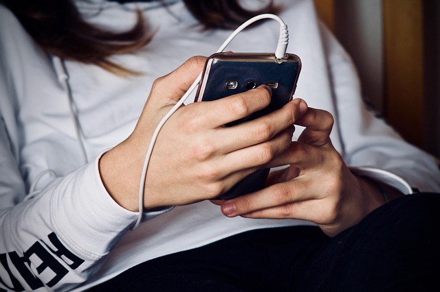 Scuola, Valditara: arriva il divieto per i cellulari in classe