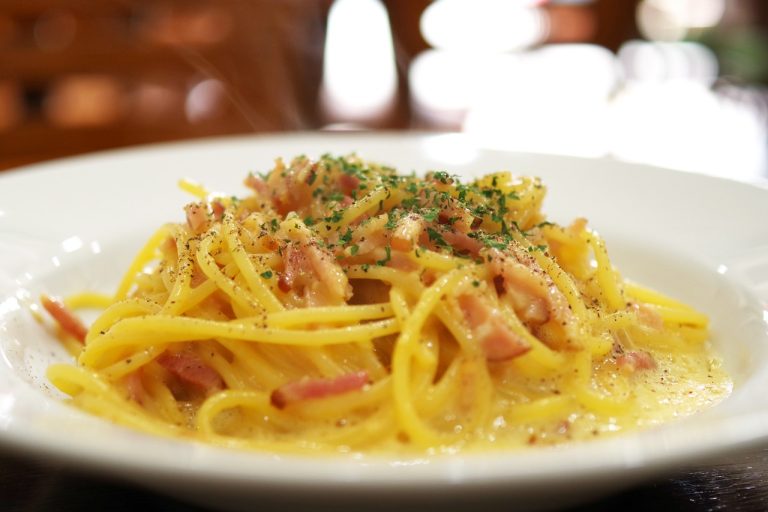 Si macina sulla pasta alla carbonara: le diverse tipologie di pepe e proprietà
