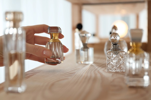 Come scegliere il profumo adatto in base alla stagione